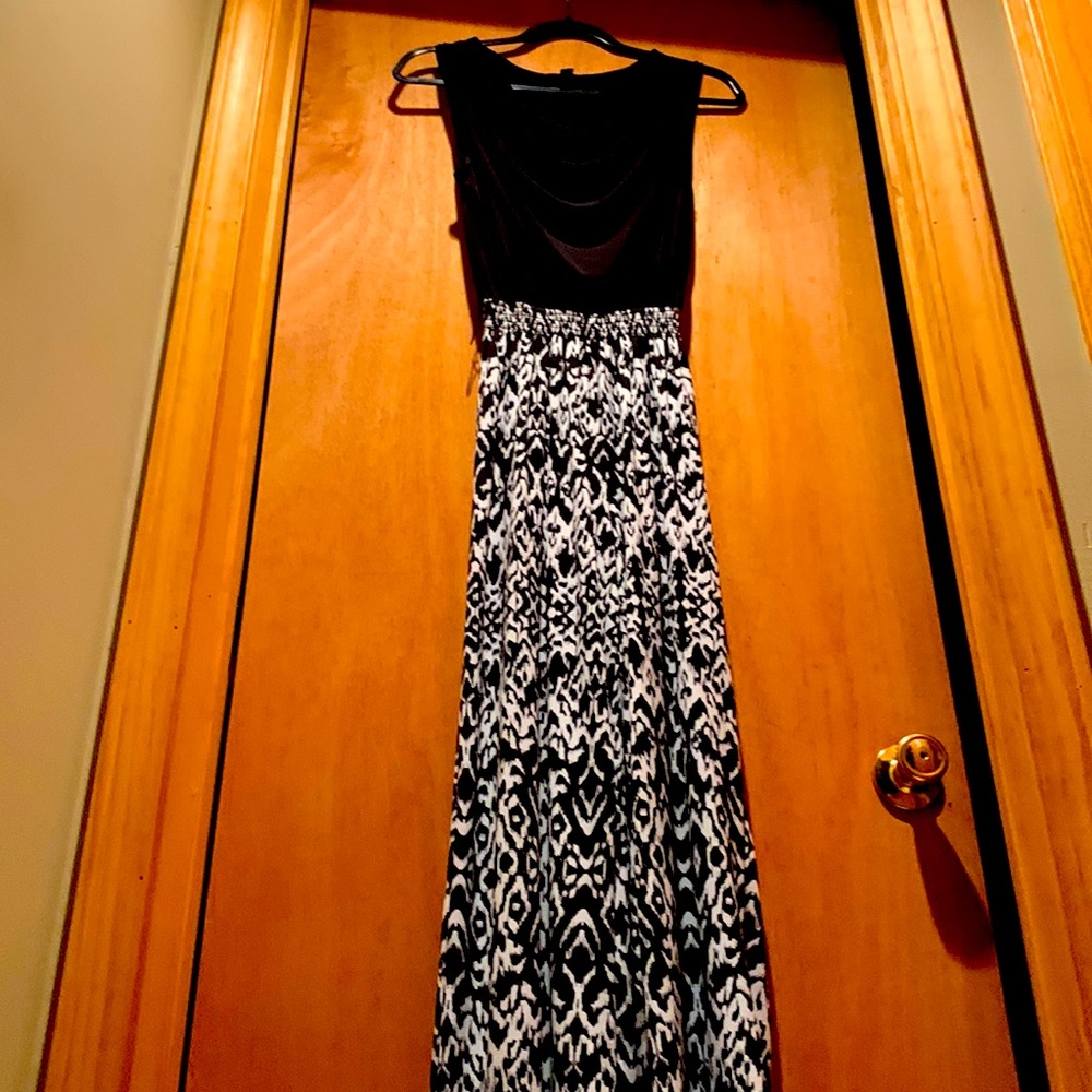 AGB Black and white jumpsuit size medium sleeveless Elastic waist abstract print